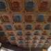 ...e, nella stanza angolare adibita a sala da biliardo, uno splendido soffitto a cassettoni con riquadri ottagonali blu e rossi, ornati da cornici dorate e rosette